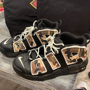 NIKE AIR MORE UPTEMPO QS GS 'CAMO'